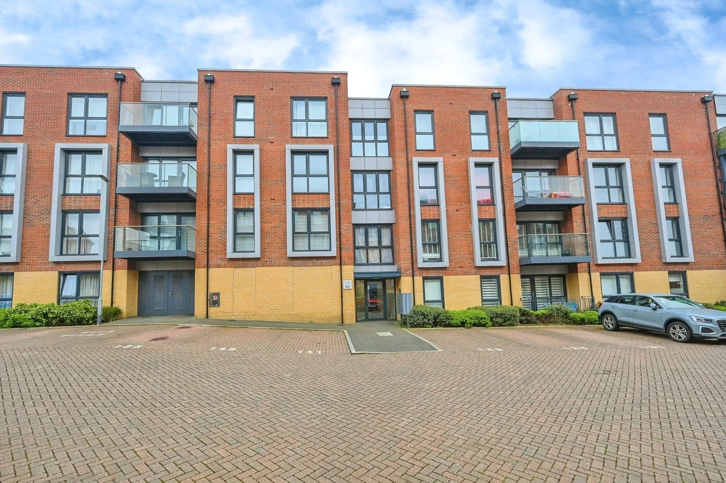 Flat Holmesley Road in Hertsmere