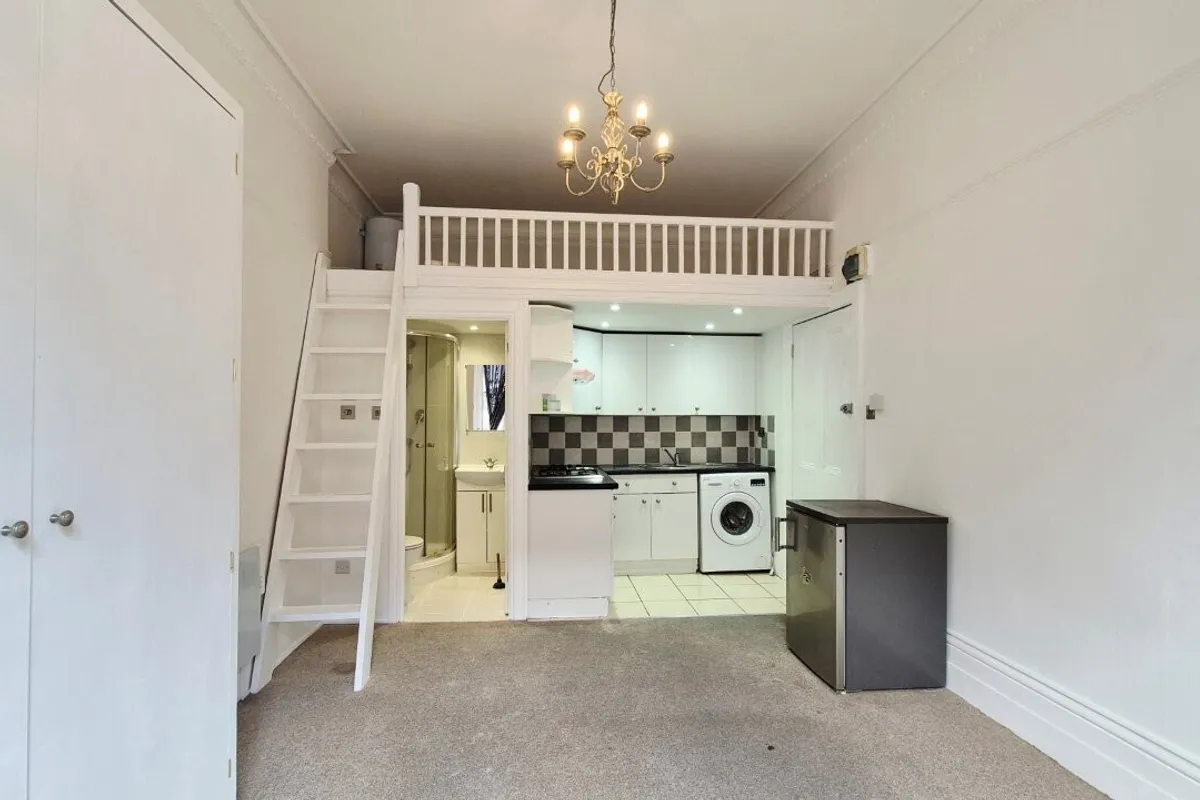 Flat Stanwick Road in Greater London