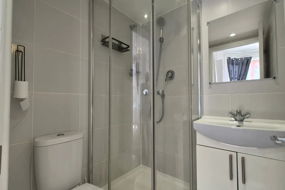 Flat Stanwick Road in Greater London