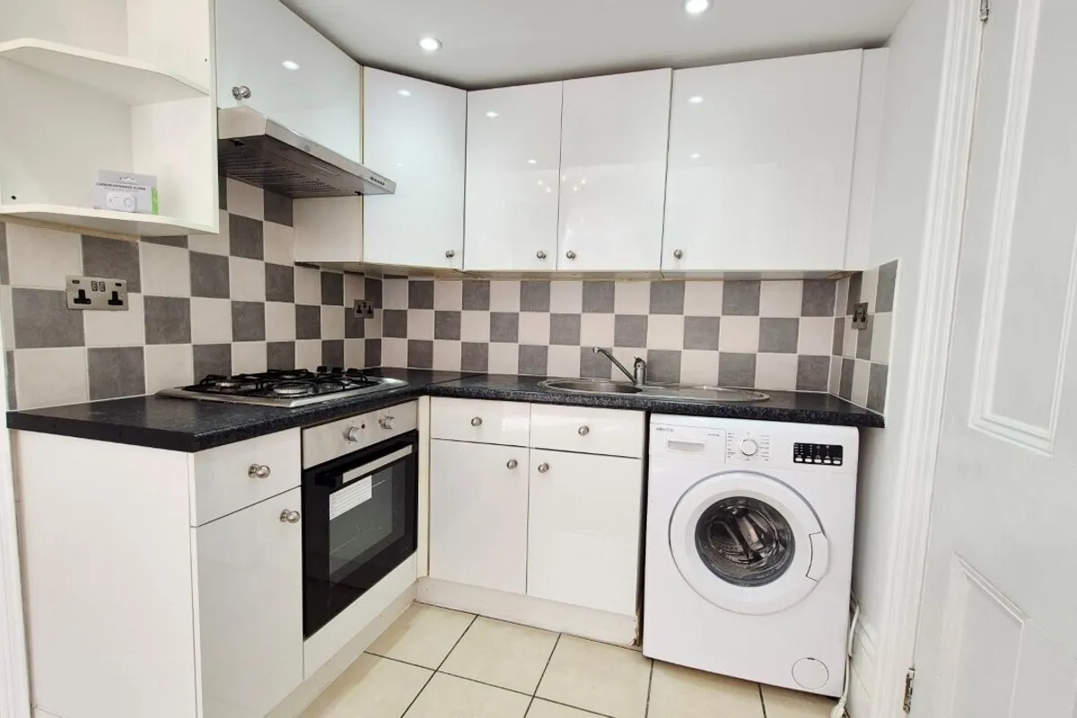 Flat Stanwick Road in Greater London
