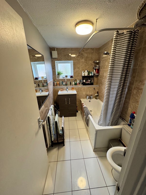 Room Aspern Grove in Greater London