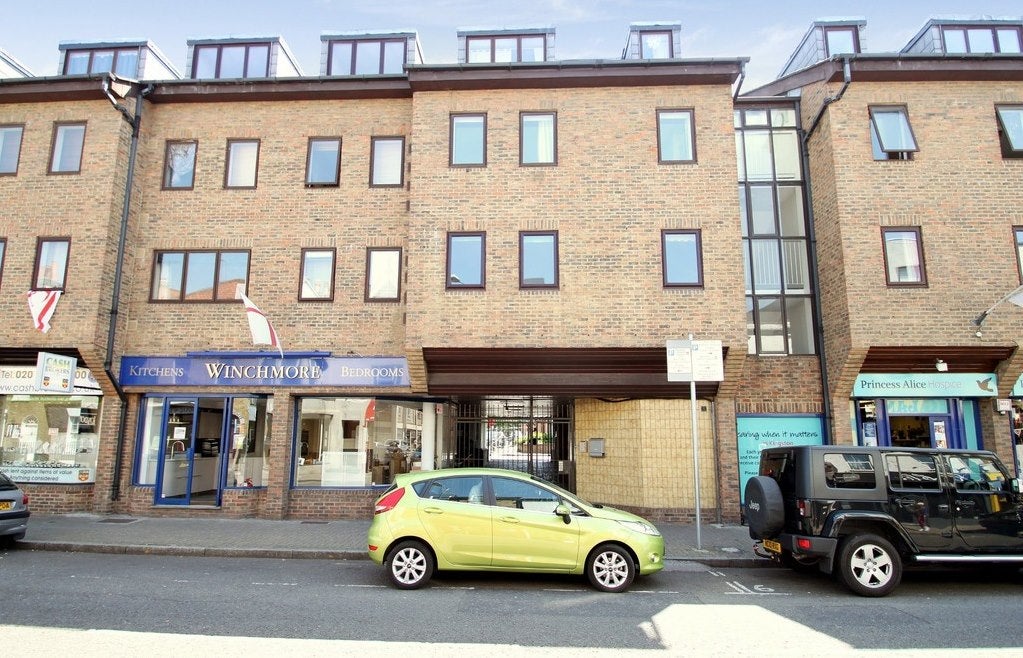 Flat Wheatfield Way in Greater London
