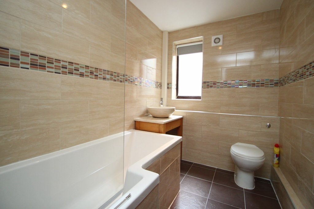 Flat Wheatfield Way in Greater London