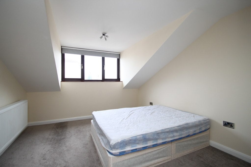Flat Wheatfield Way in Greater London