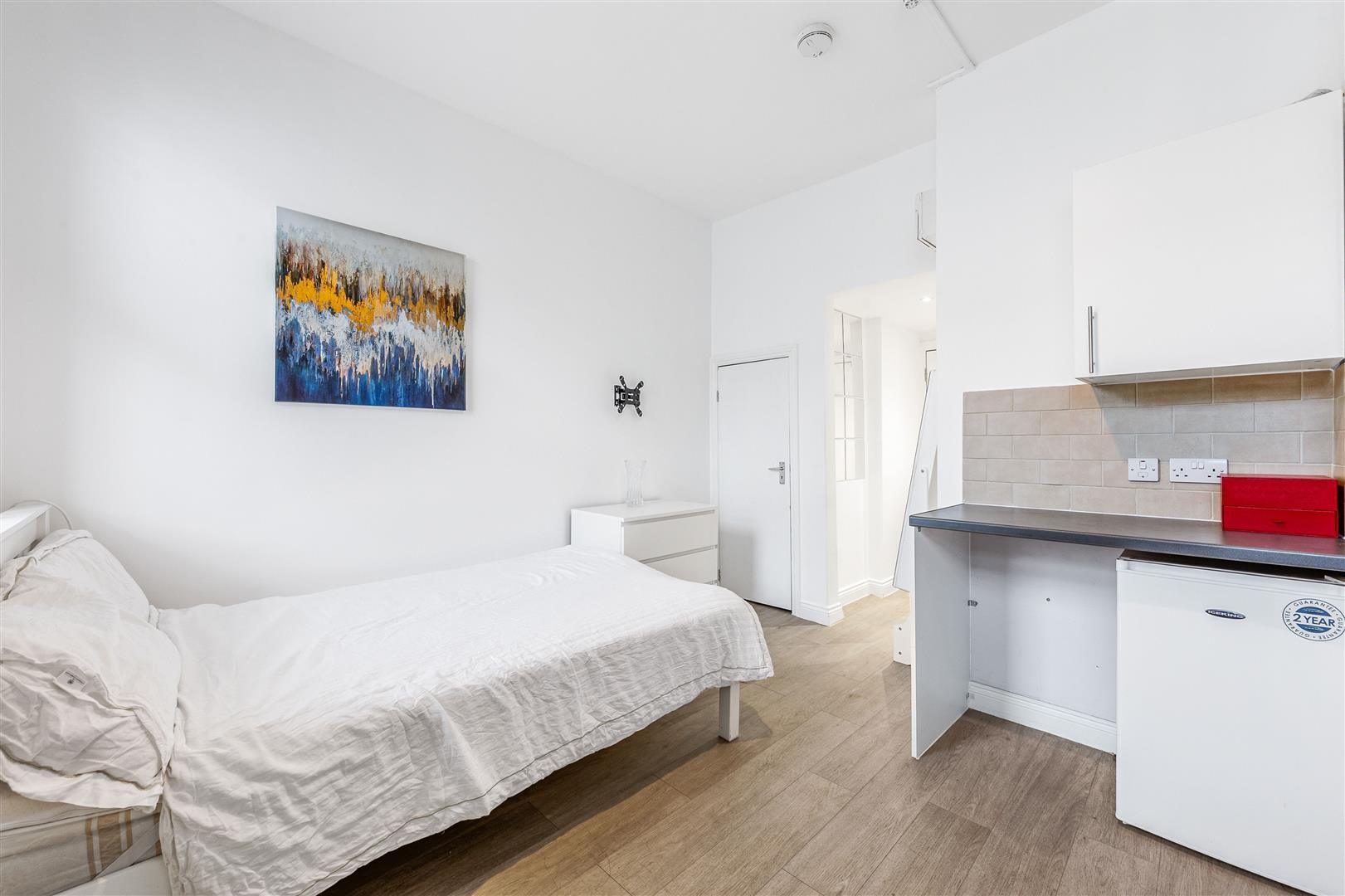 Flat Warwick Road in Greater London