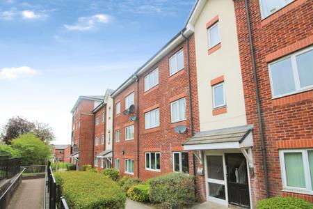 Flat Radcliffe New Road in Radcliffe
