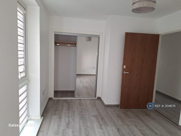 Flat Minter Road in Greater London
