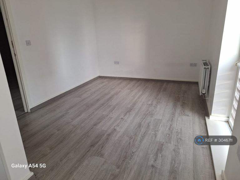 Flat Minter Road in Greater London