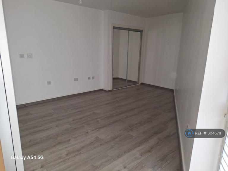 Flat Minter Road in Greater London