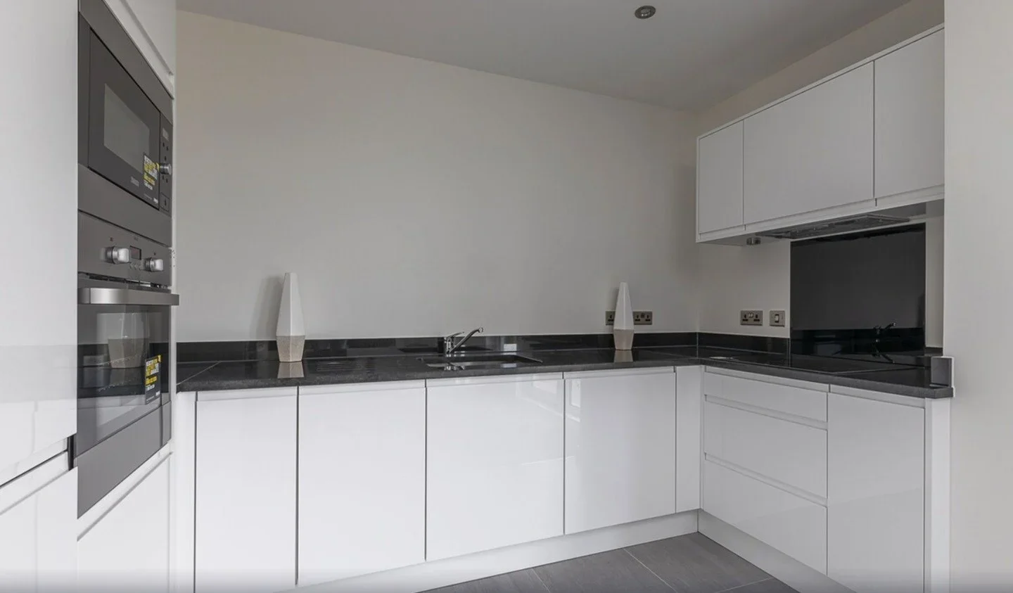 Room Woodley Crescent in Greater London