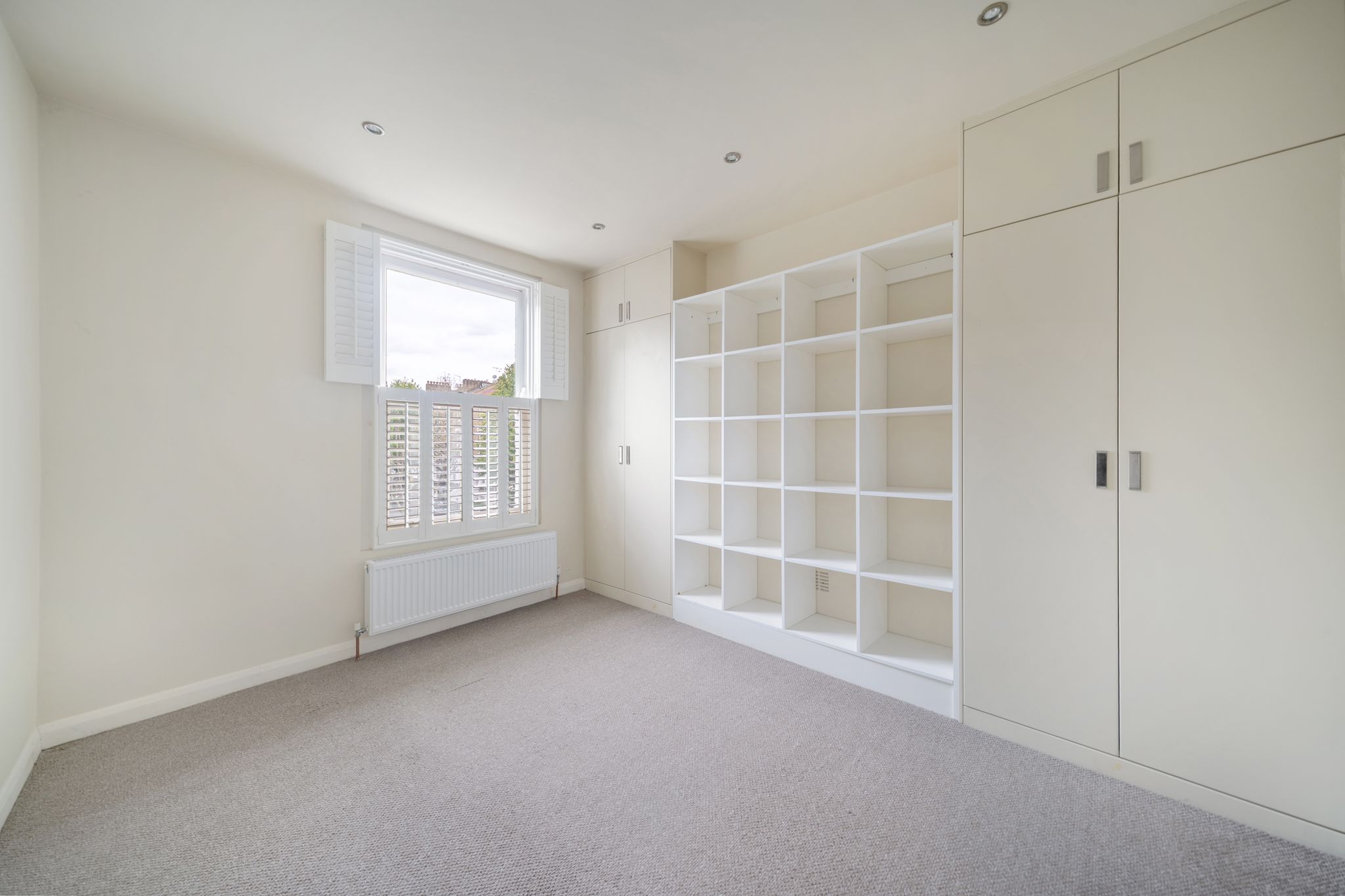 Flat Rockley Road in Greater London