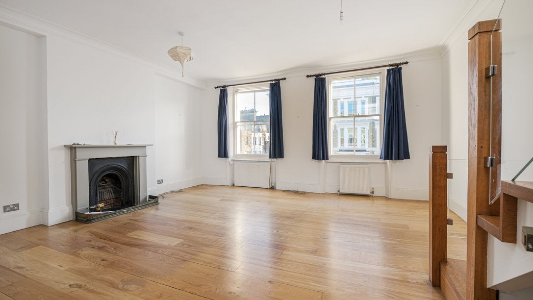 Flat Cathcart Road in Greater London