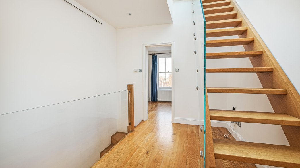Flat Cathcart Road in Greater London