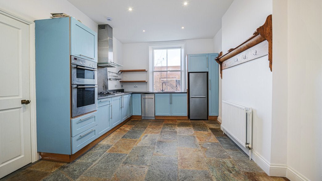 Flat Cathcart Road in Greater London