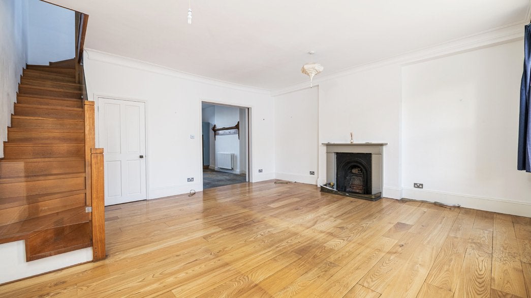 Flat Cathcart Road in Greater London