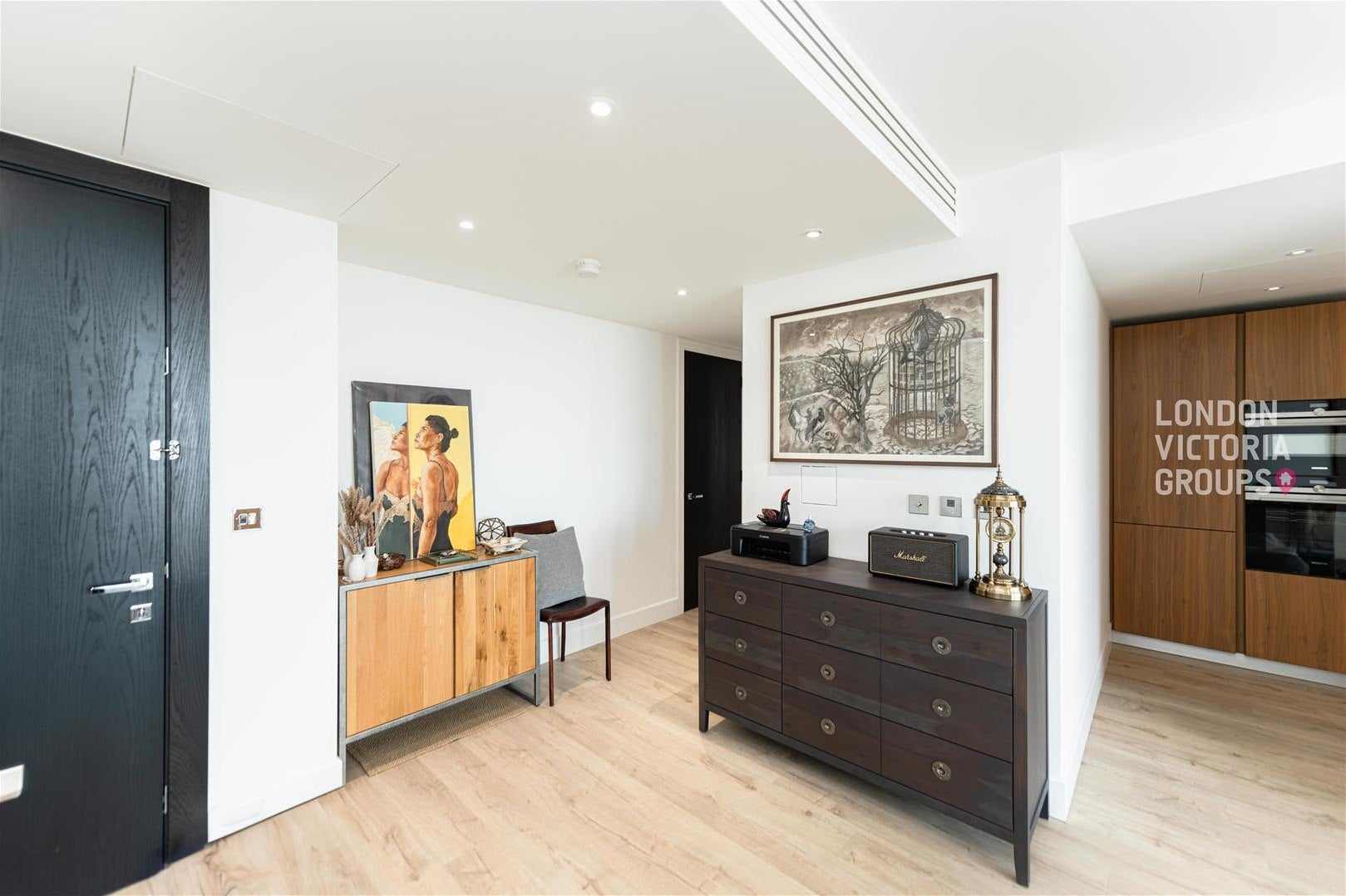 Flat Piazza Walk in Greater London