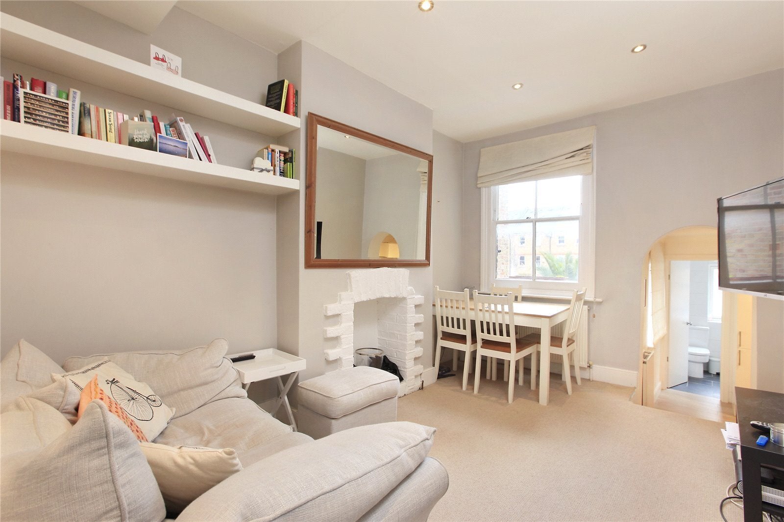 Flat Vicarage Crescent in Greater London