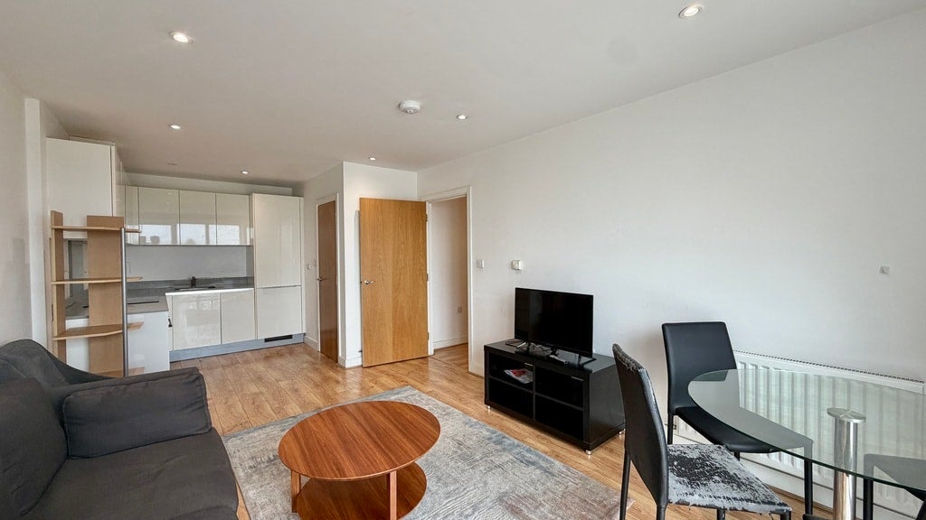 Flat Greenhill Way in Greater London