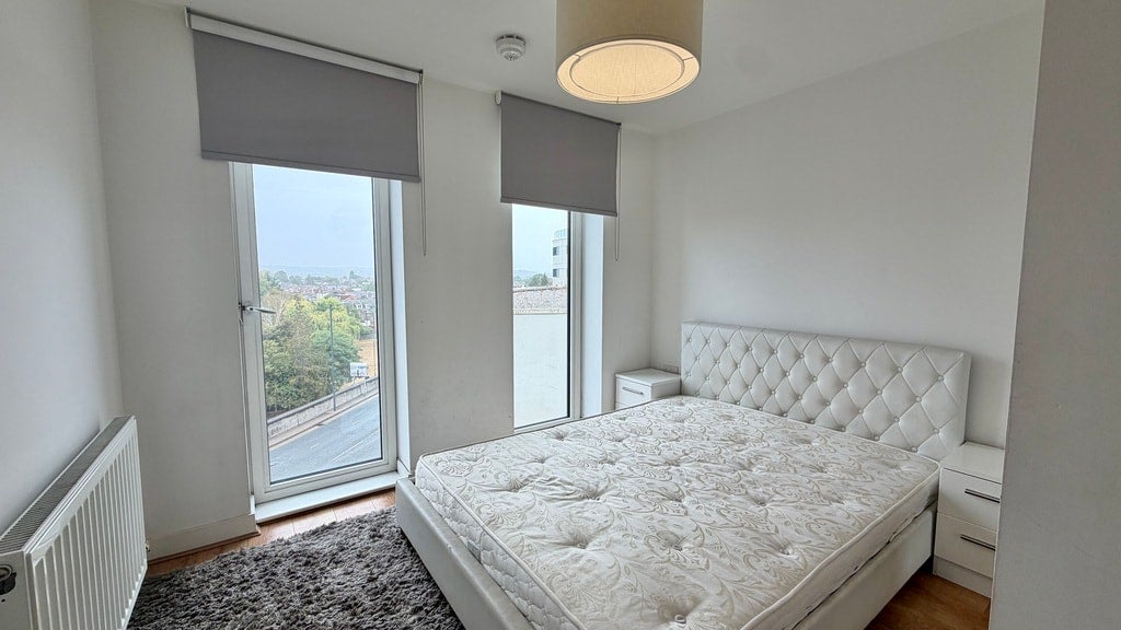 Flat Greenhill Way in Greater London