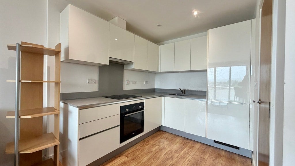 Flat Greenhill Way in Greater London