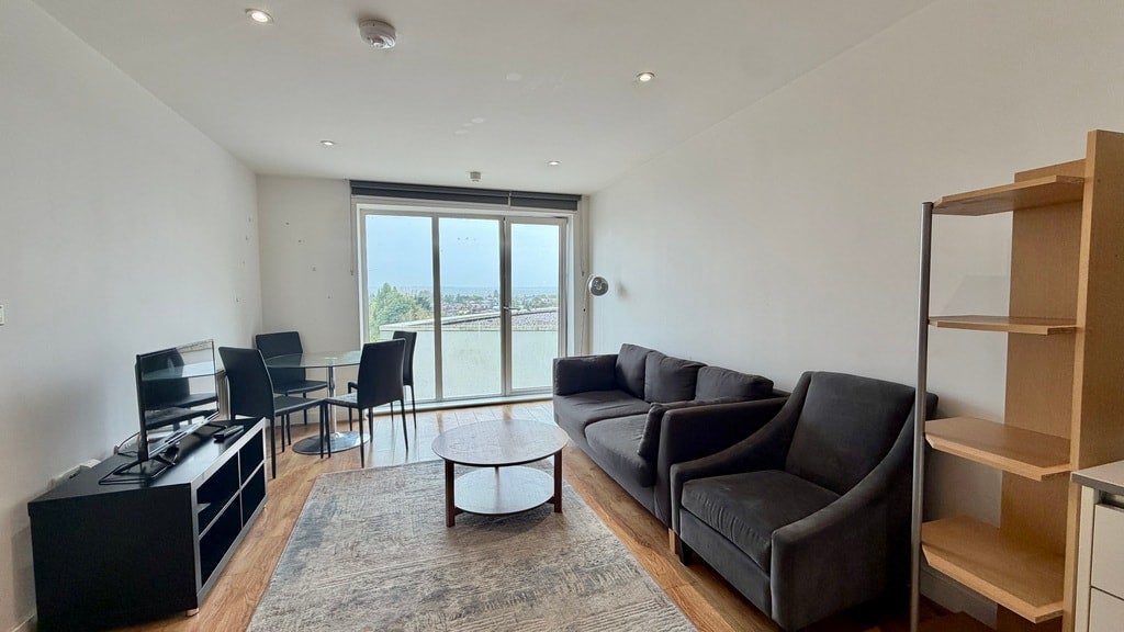 Flat Greenhill Way in Greater London