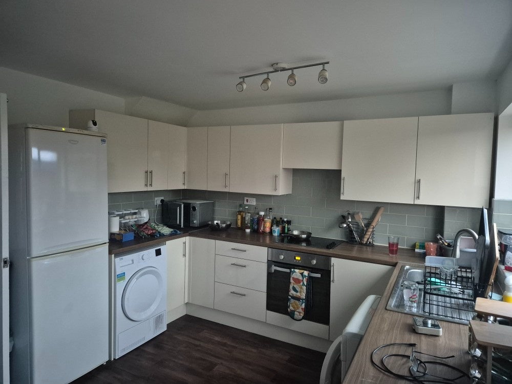 Room Wainwright Close in Liverpool