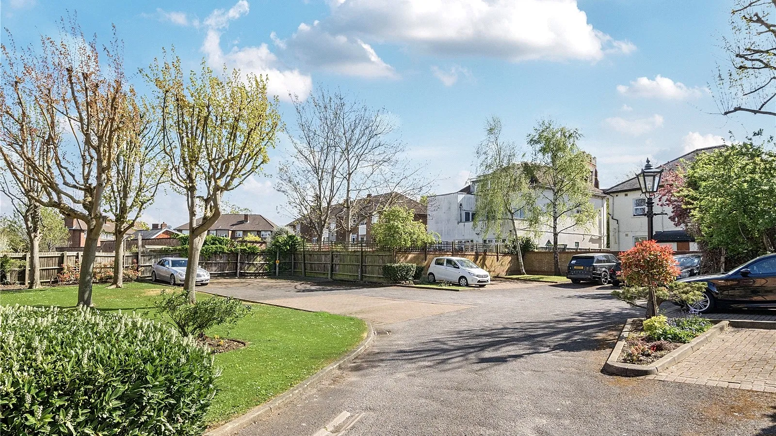 Flat Stonard Road in Greater London