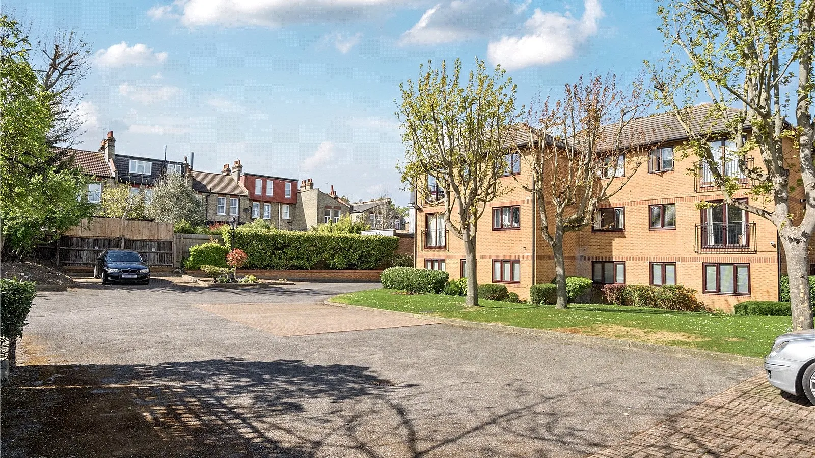 Flat Stonard Road in Greater London