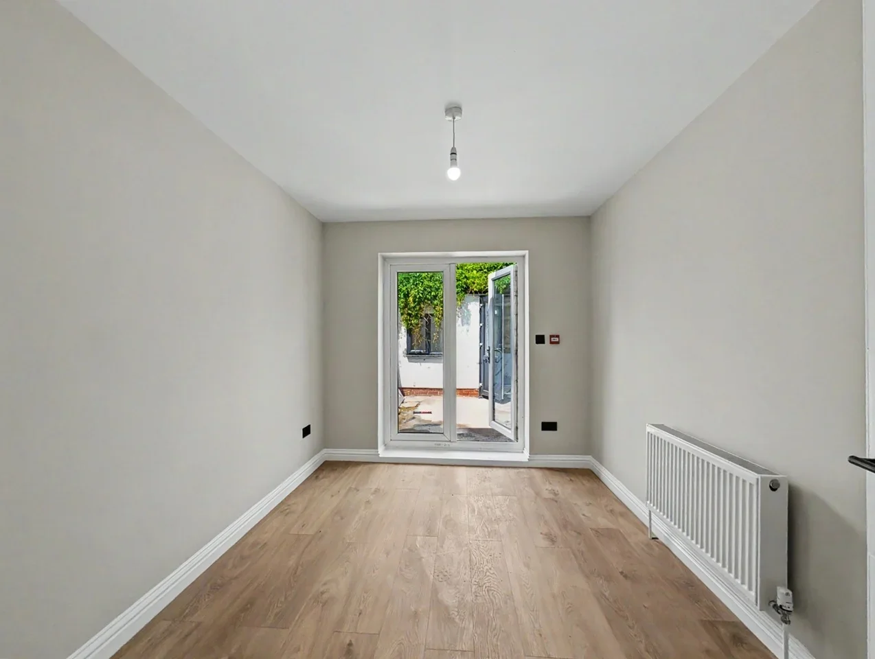 Flat Hermitage Road in Greater London