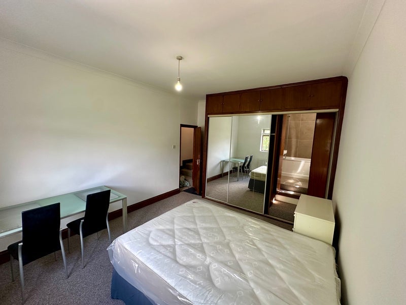 Flat Hamilton Road in Greater London