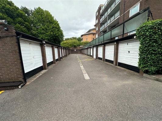 Flat Hanger Lane in Greater London