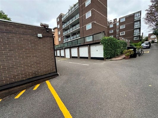 Flat Hanger Lane in Greater London