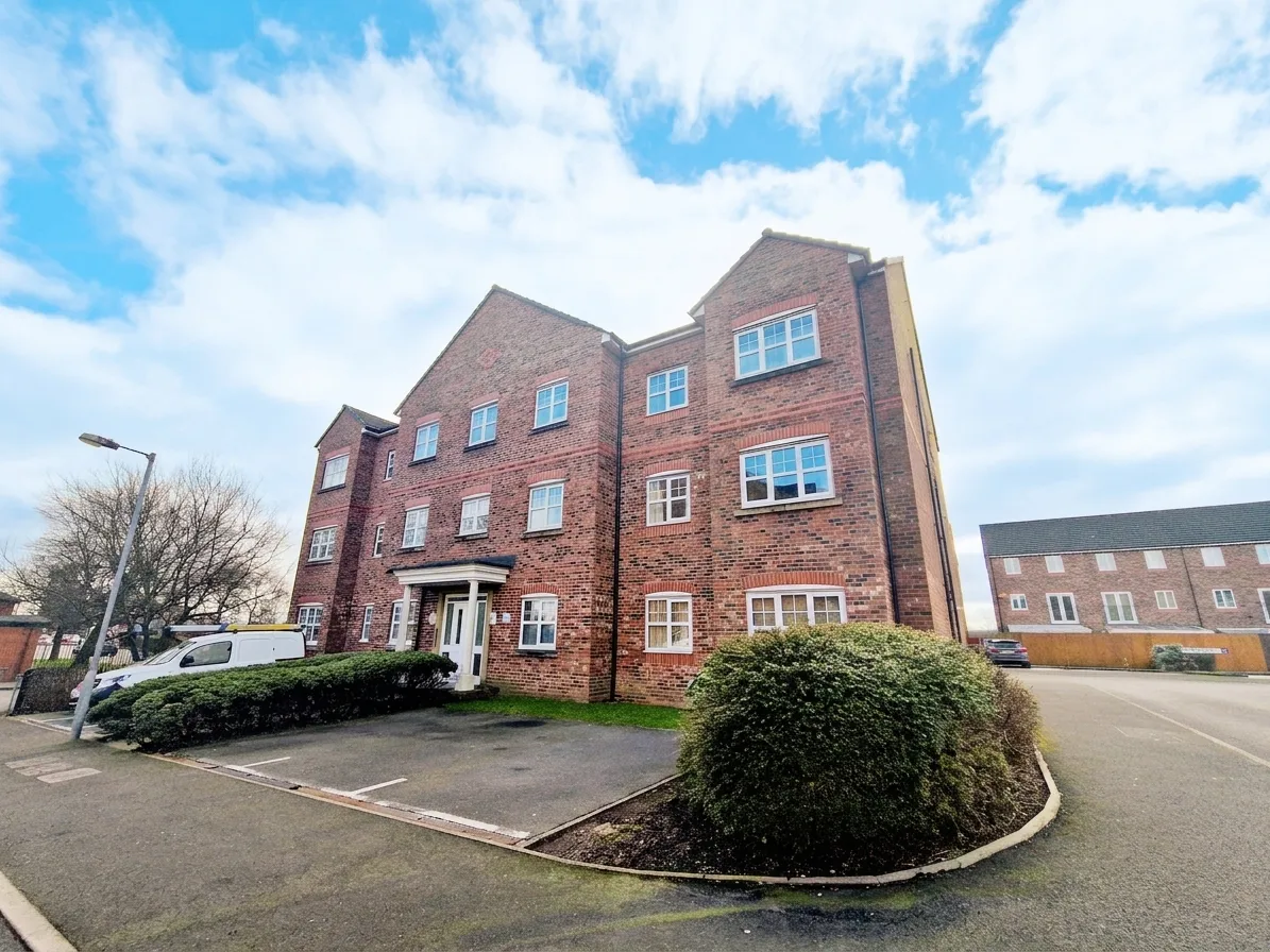 Flat Fernbeck Close in Farnworth