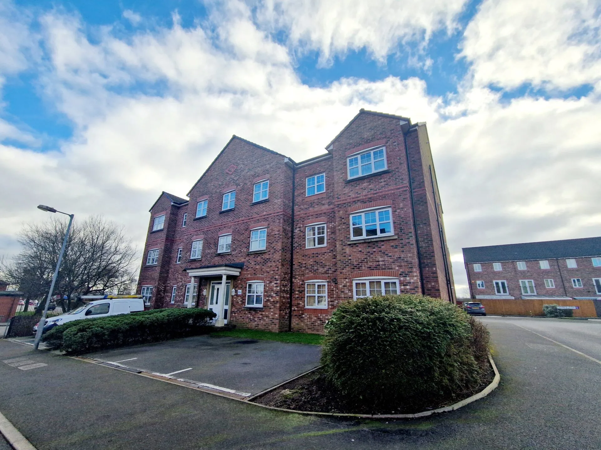 Flat Fernbeck Close in Farnworth