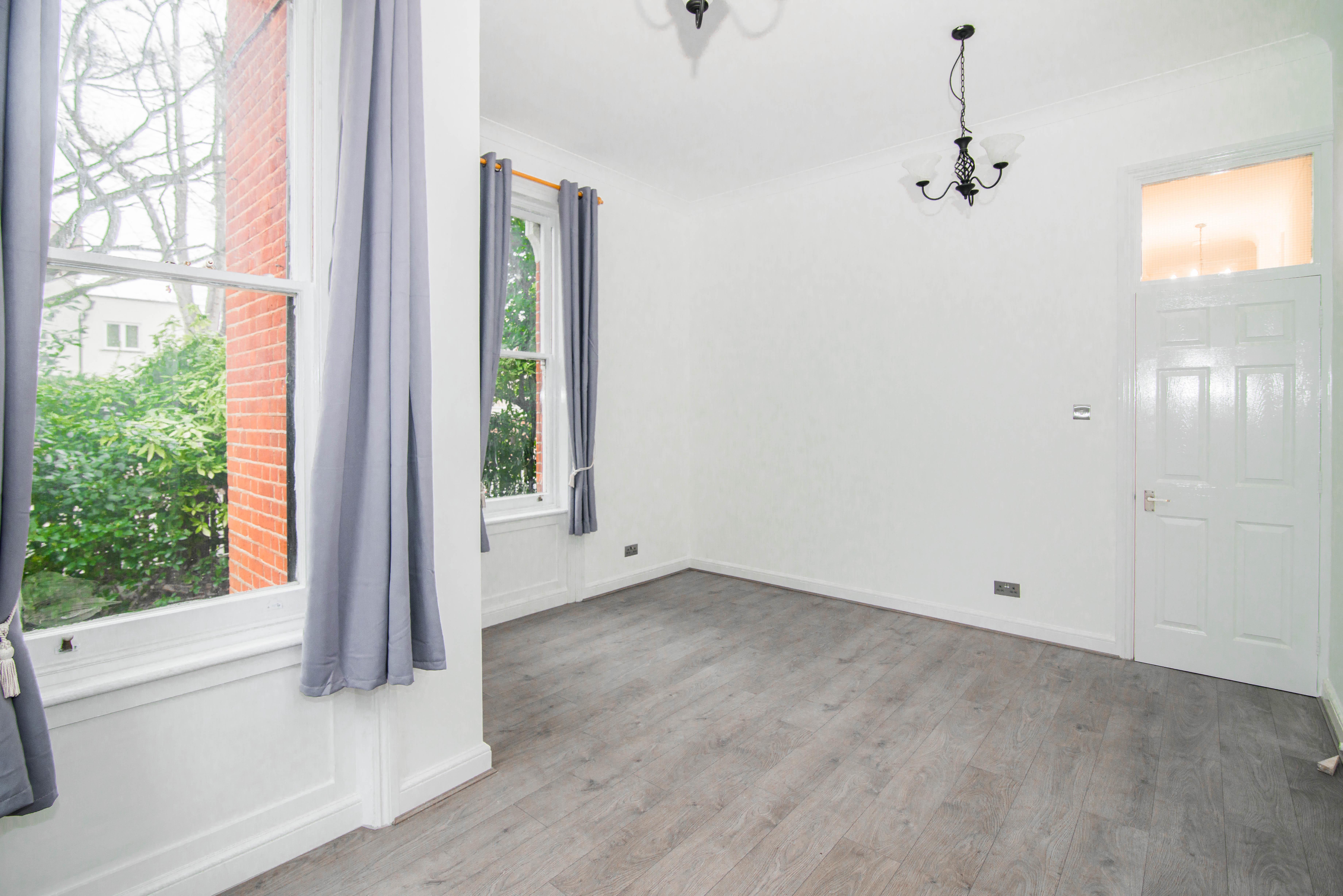 Flat Kew Road in Greater London