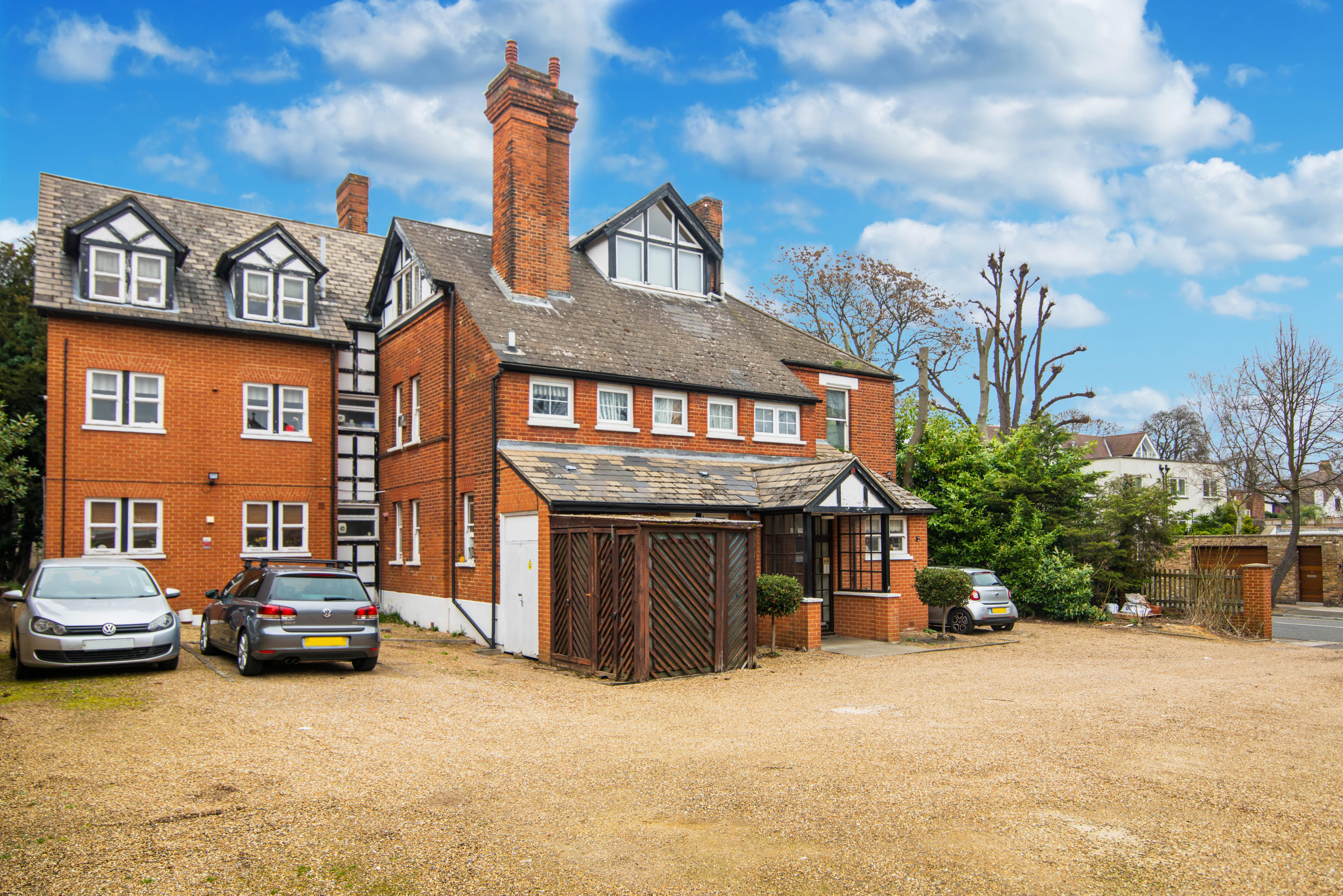 Flat Kew Road in Greater London