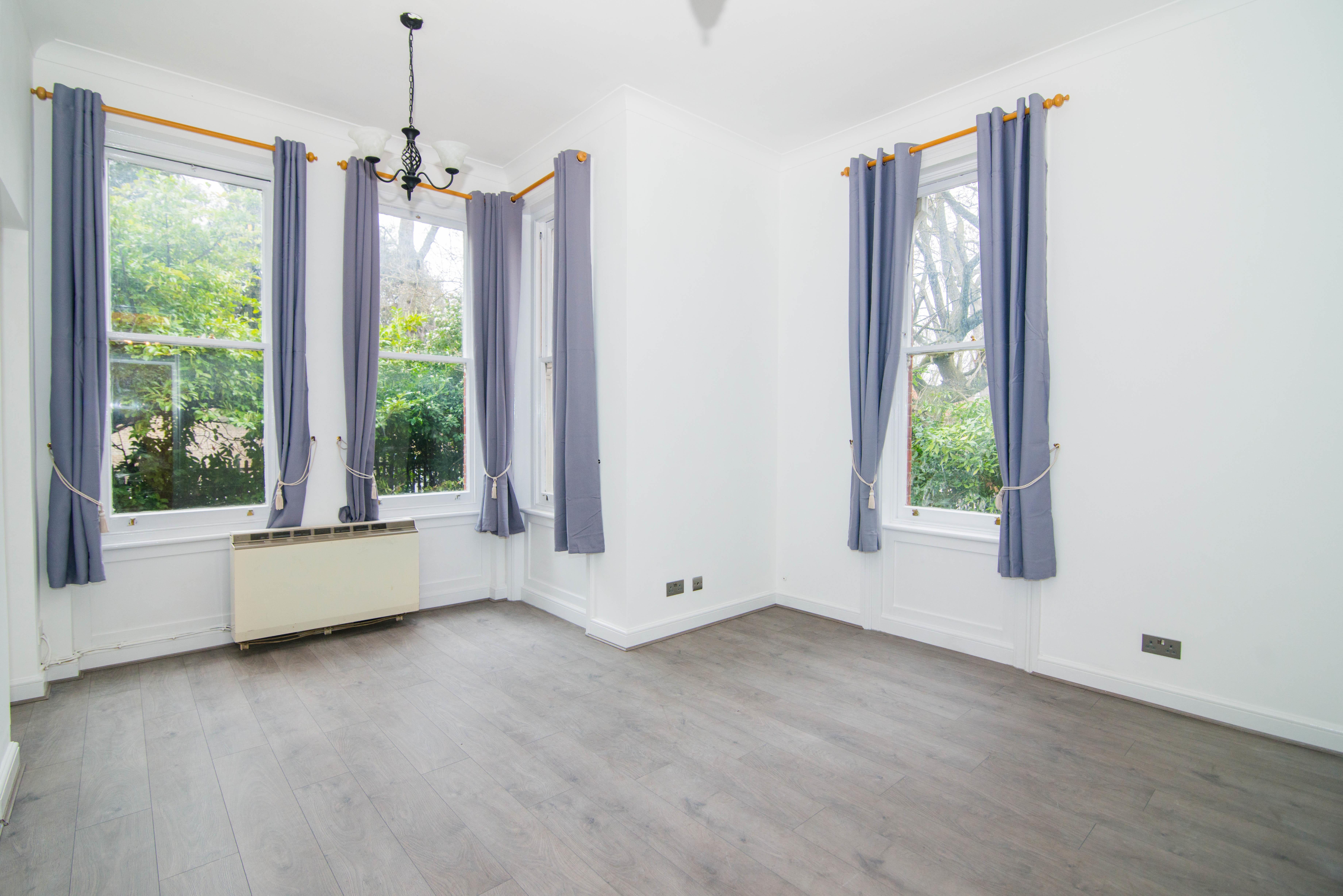 Flat Kew Road in Greater London