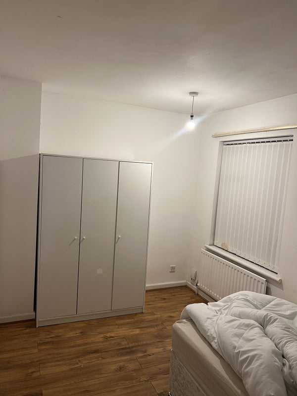 Room Crescent Avenue in Coventry