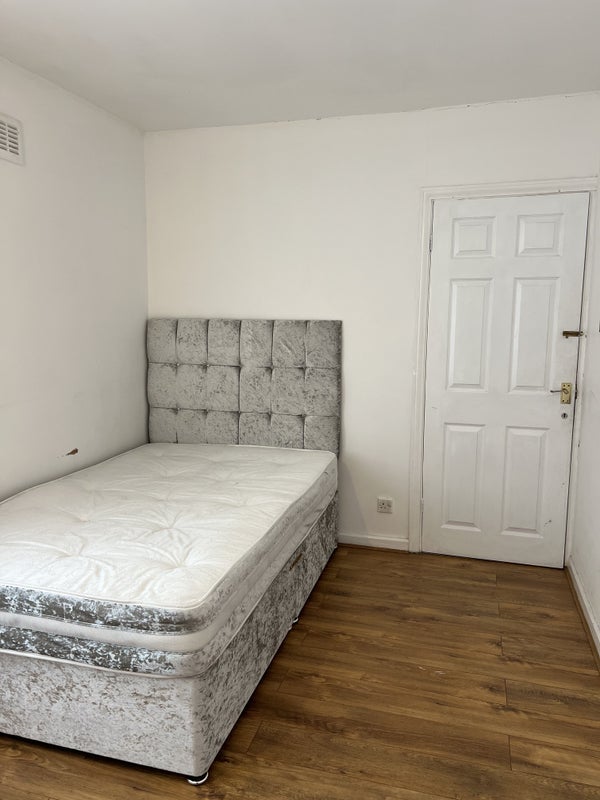 Room Crescent Avenue in Coventry