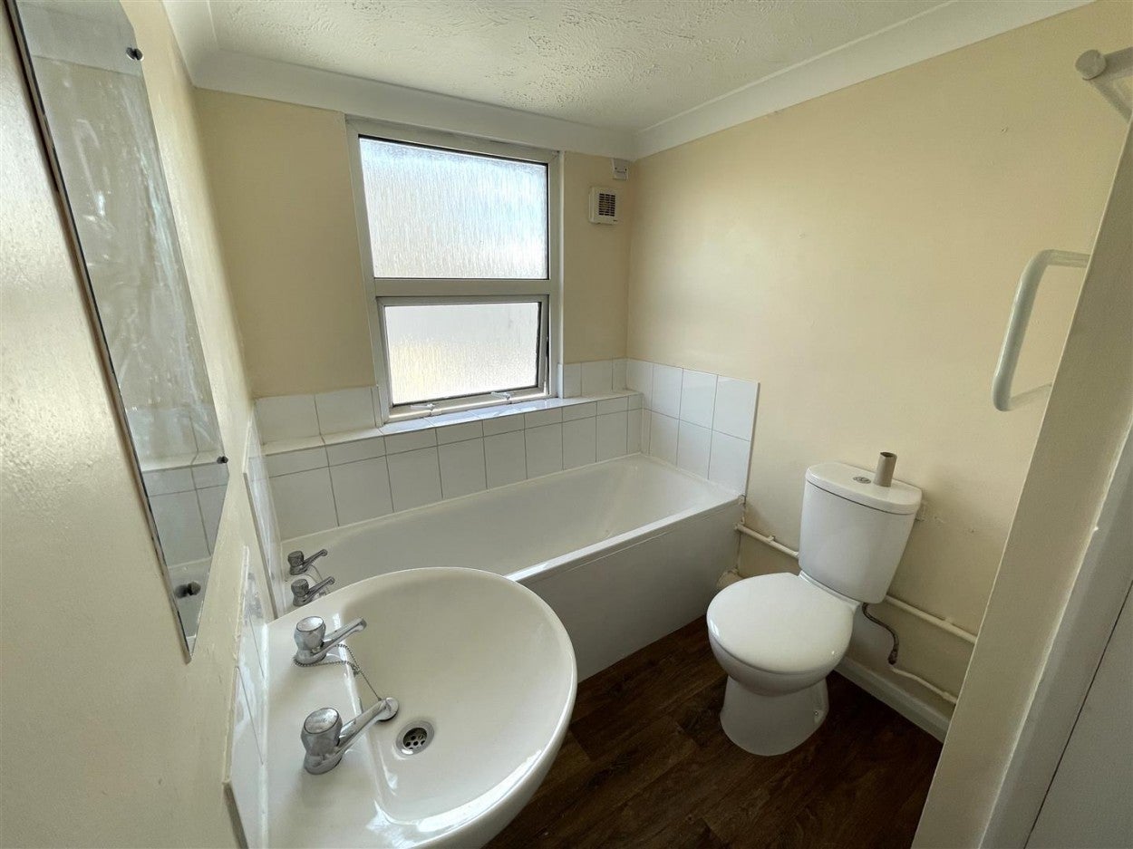 Flat Connaught Road in Arun