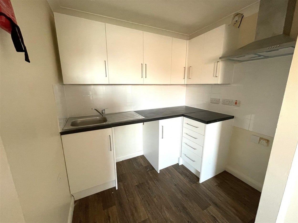 Flat Connaught Road in Arun