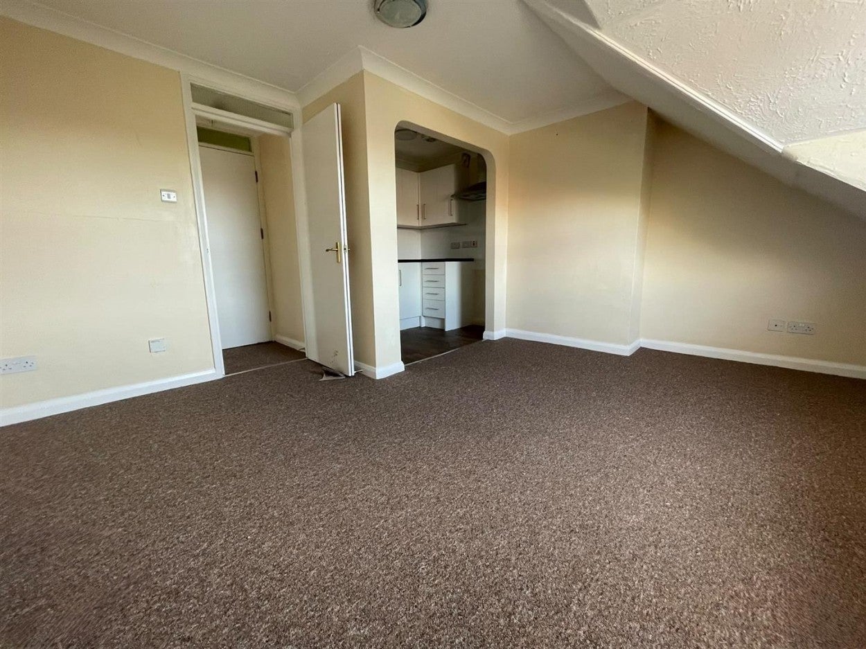 Flat Connaught Road in Arun