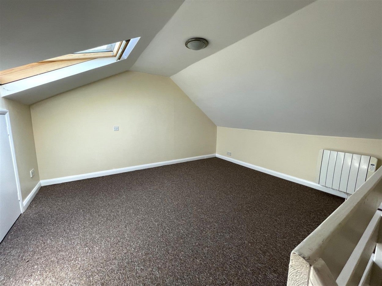 Flat Connaught Road in Arun