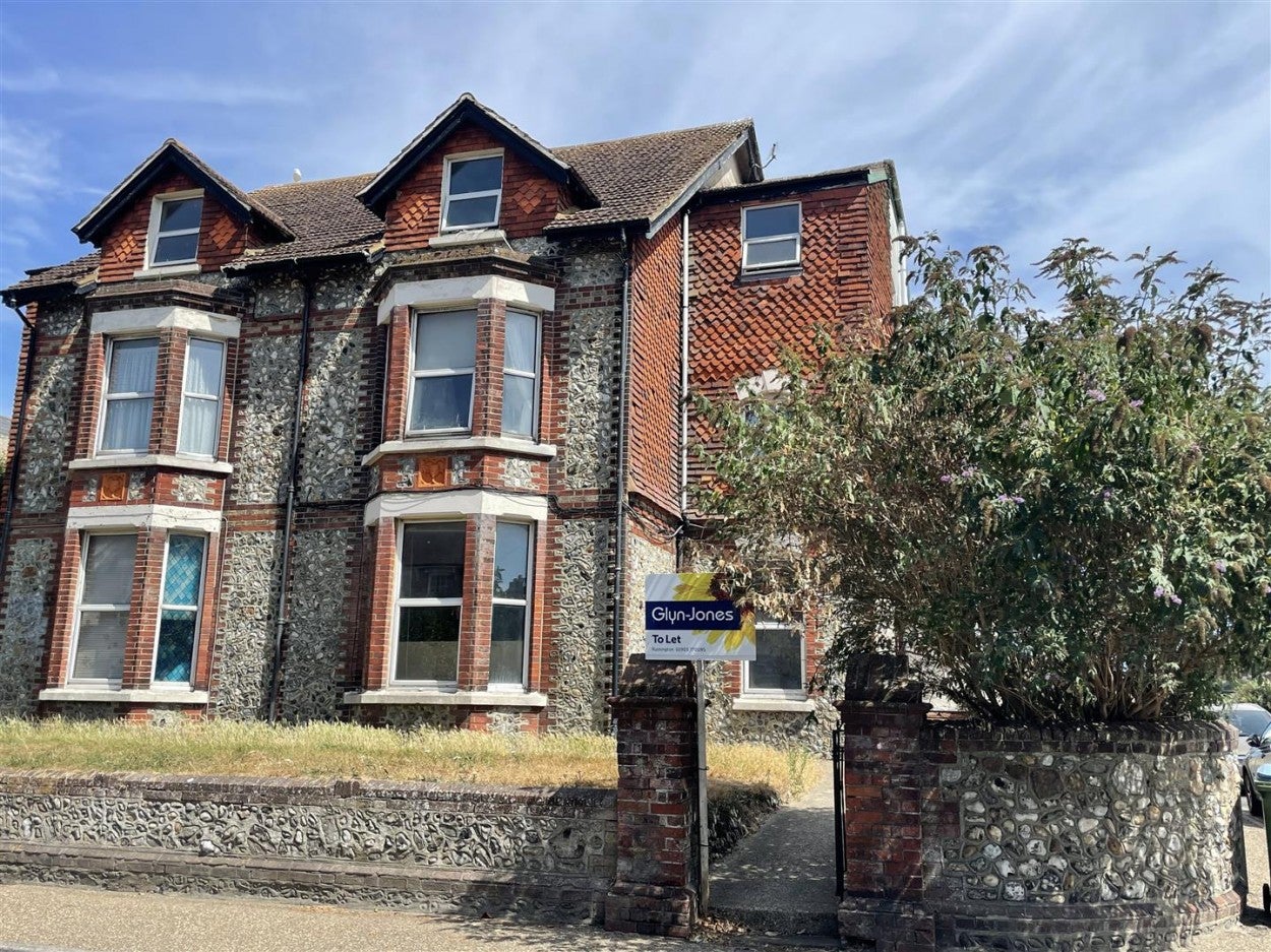 Flat Connaught Road in Arun