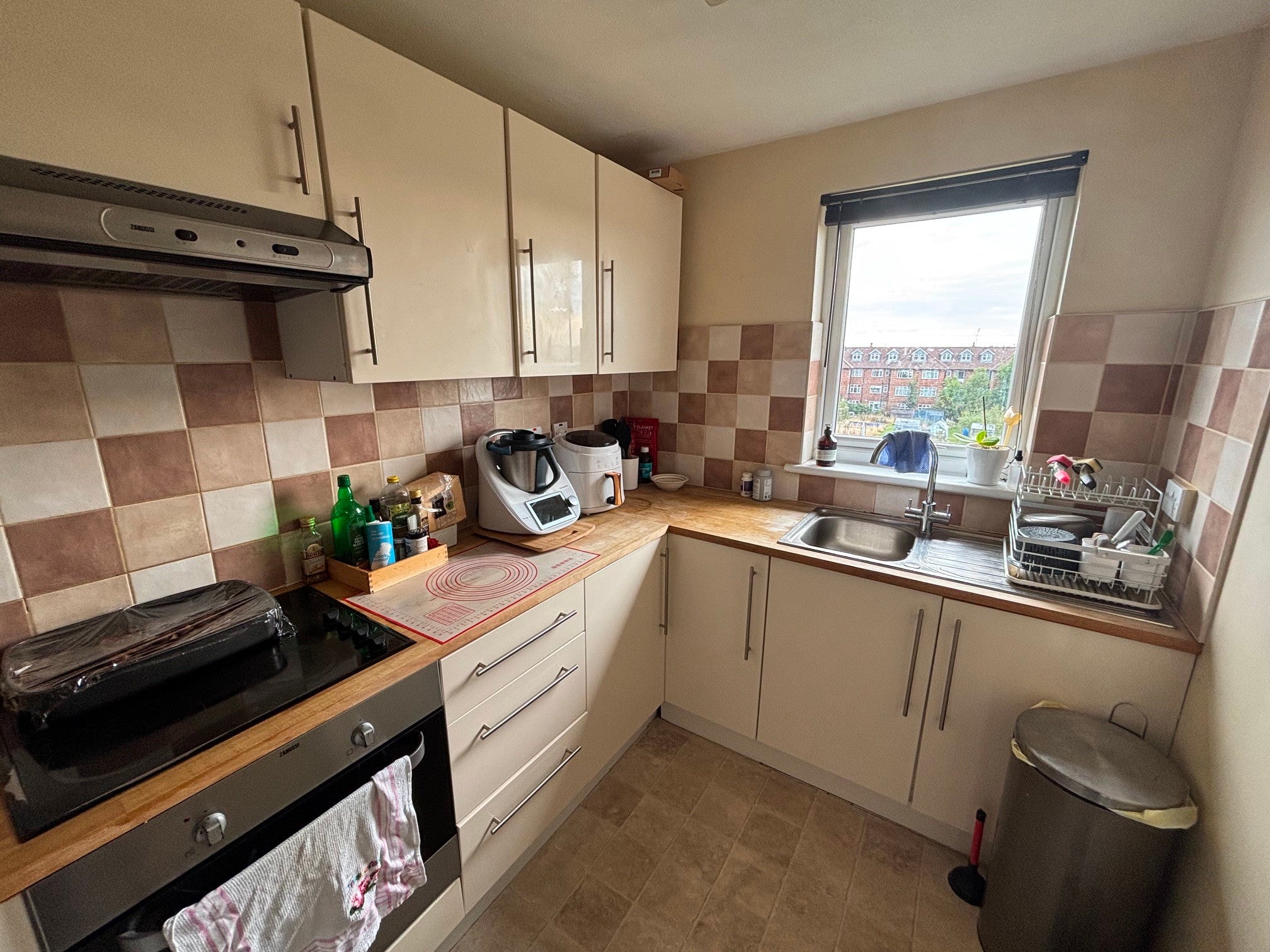 Flat Oakleigh Road North in Greater London