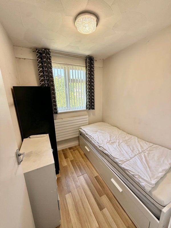 Room Croydon Road in Caterham