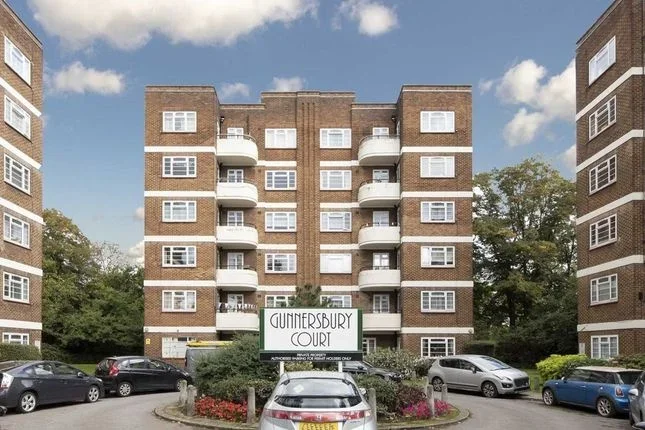Flat Gunnersbury Court in Greater London