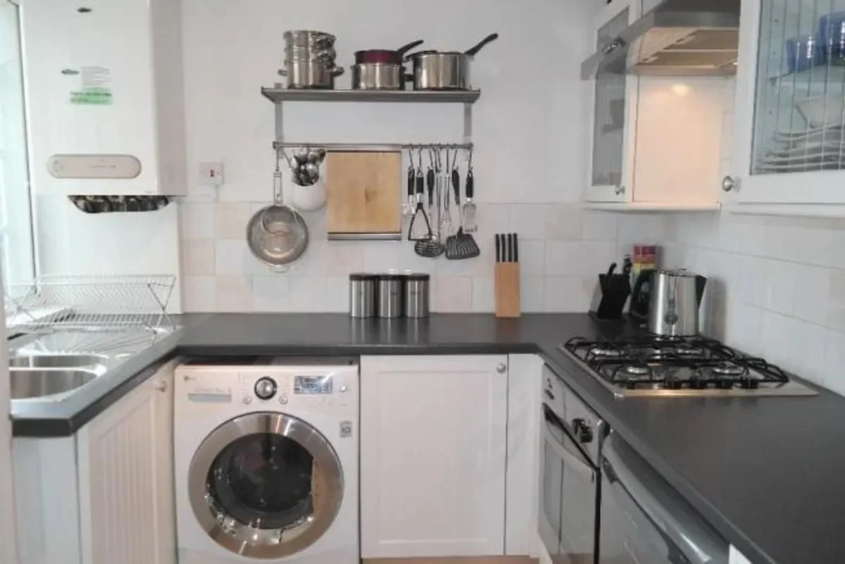 Flat Gunnersbury Court in Greater London