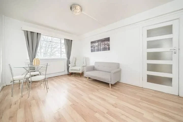 Flat Gunnersbury Court in Greater London