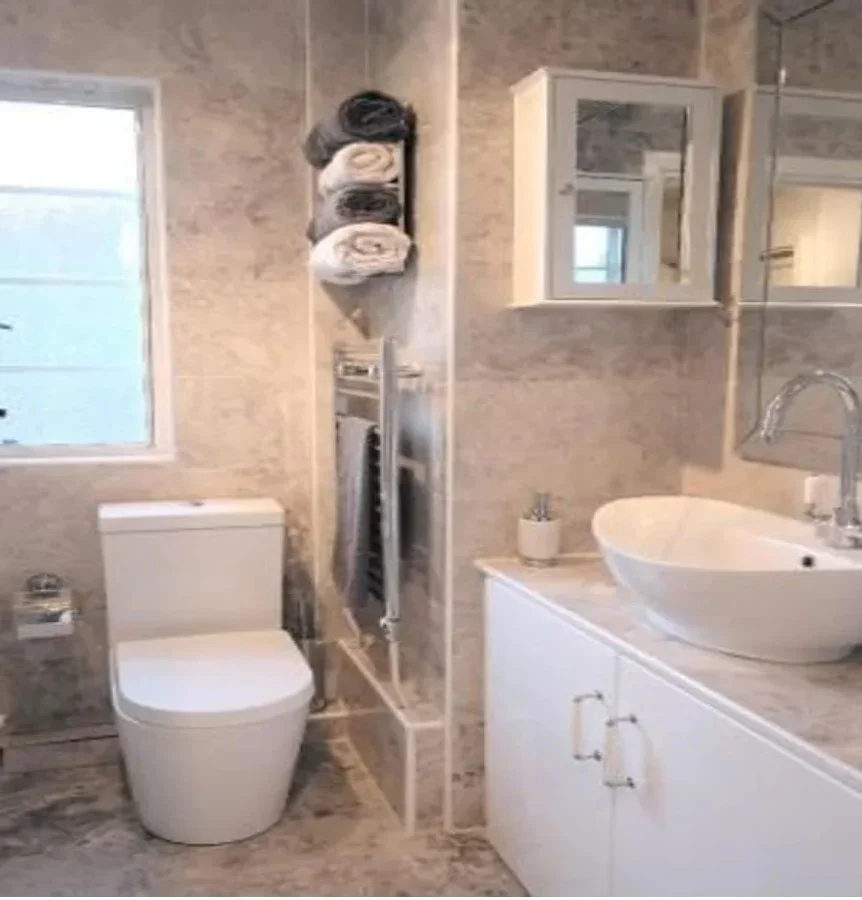 Flat Gunnersbury Court in Greater London